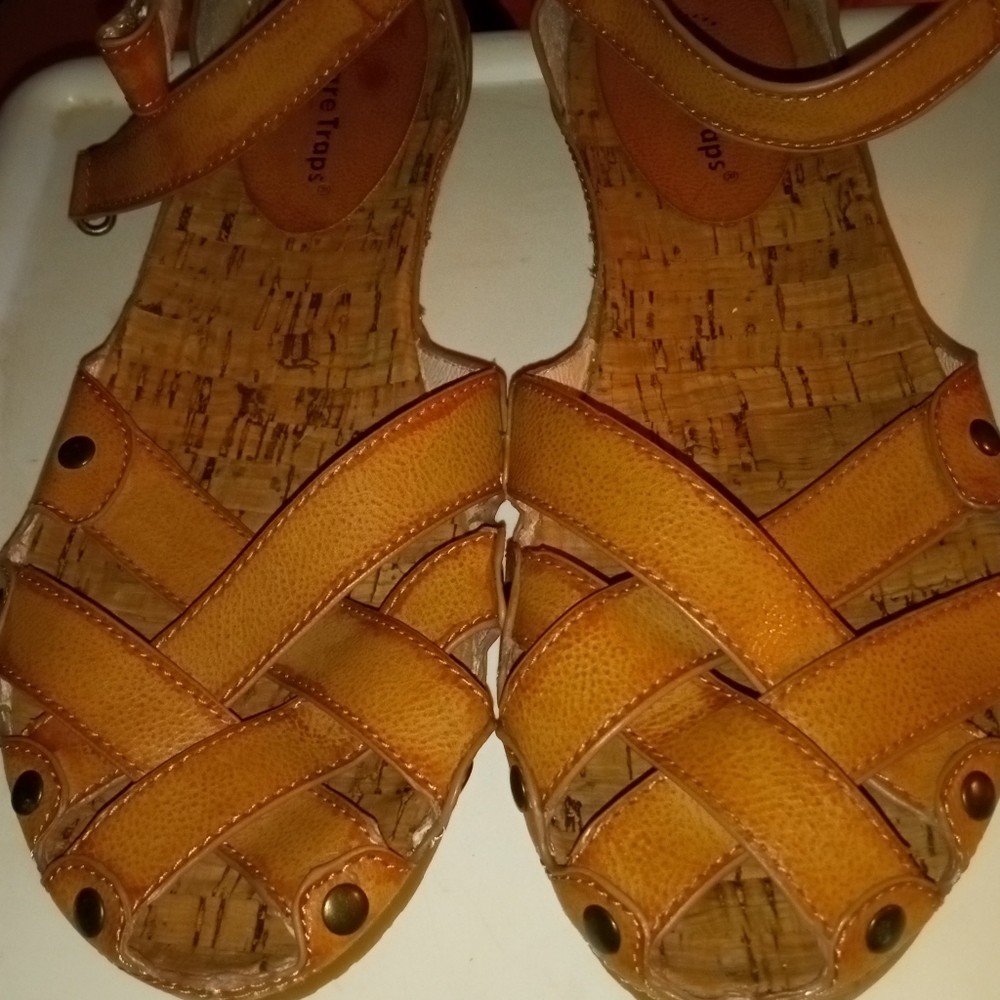 9.5 womens Bare Traps sandels